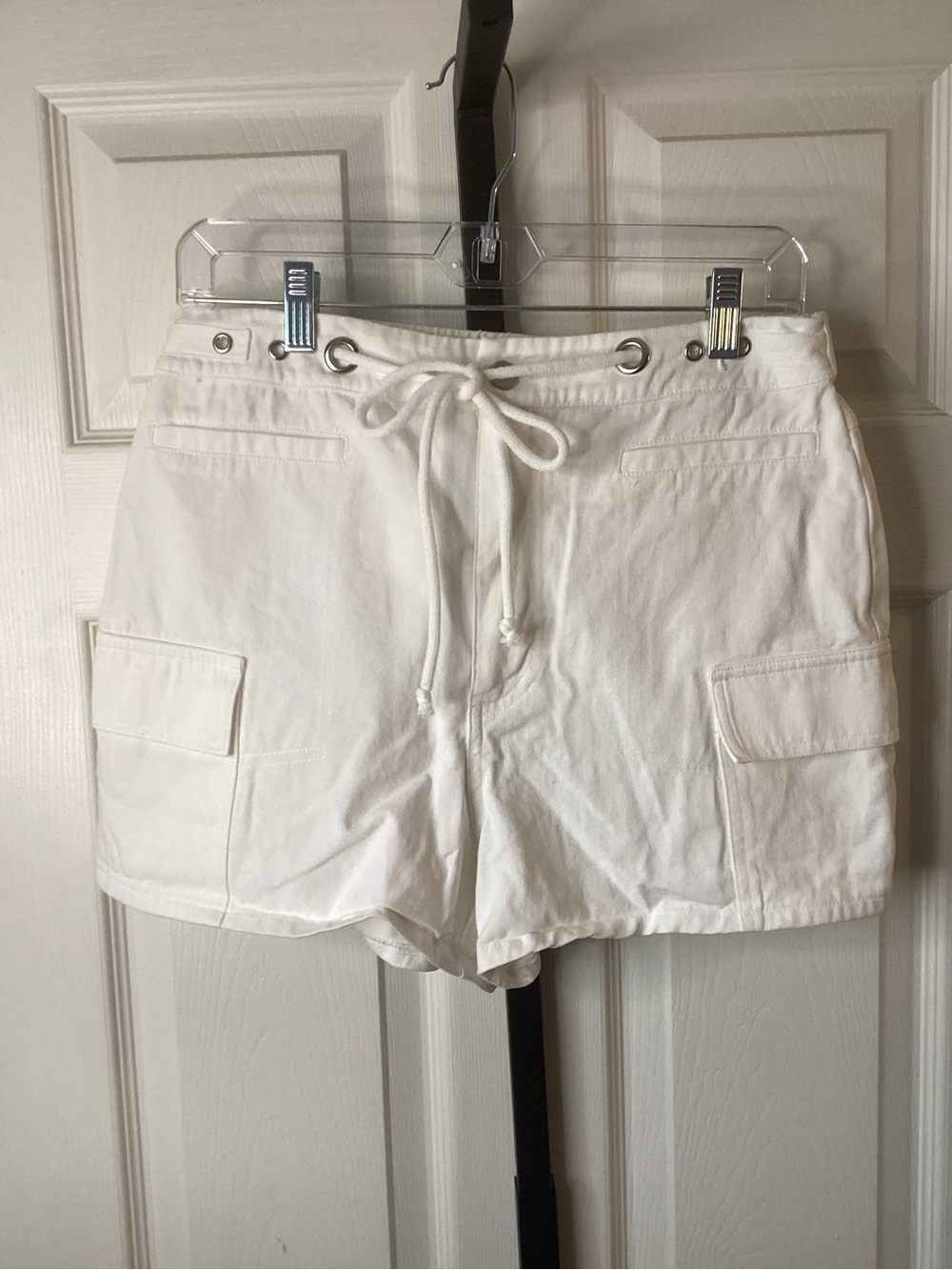 Le Lis White Drawstring Cargo Shorts, size Medium